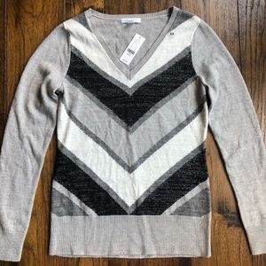 NY & Co. Black/Gray/White Chevron print LS V-neck long sleeve sweater. NWT